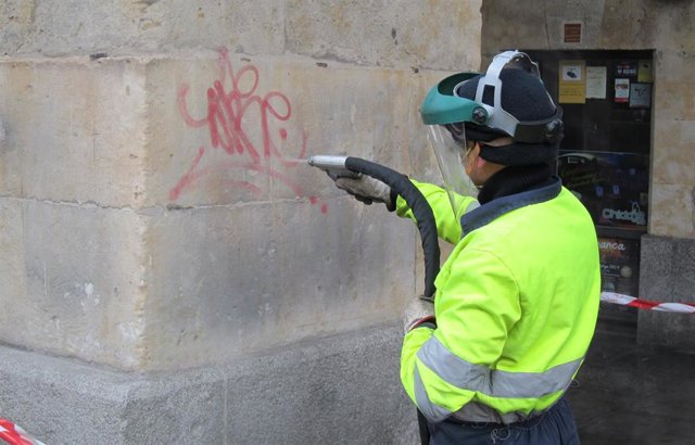Salamanca.- Foto archivo, limpieza de una pintada en Salamanca