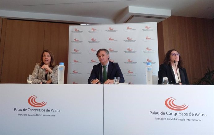 María Umbert,  Ramón Vidal y Joana María Adrover en la presentación de la Memori