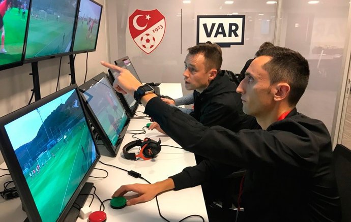 Árbitros españoles emplean el VAR en Turquía
