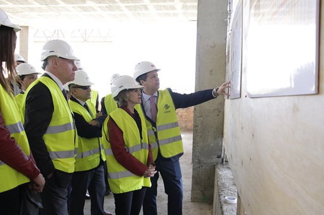 Carcedo visita las obras del hospital de Melilla paralizadas hace seis años y que estará en la segunda mitad de 2022