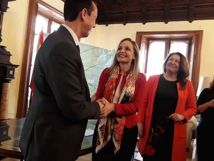 Maribel Sánchez y Carmen Crespo despiden al anterior delegado de Almería