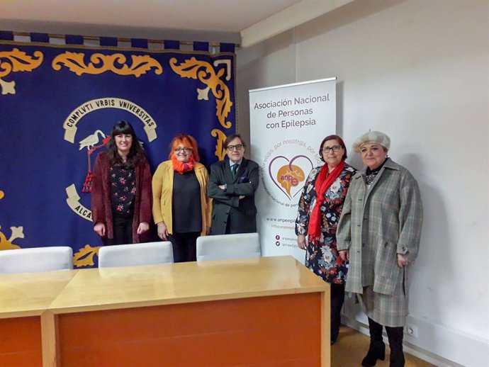Dra. Juana Sánchez (2 dcha) junto a ponentes y organizadores Jornada Epilepsia