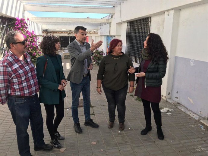 Maíllo durante su visita al barrio de El Puche en Almería