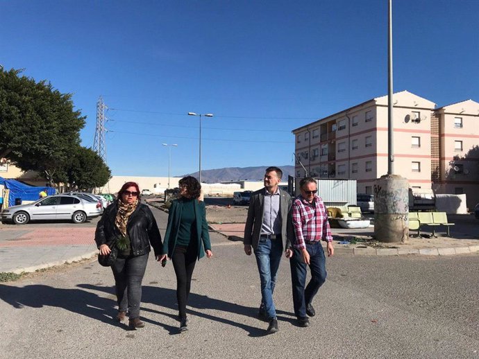 Maíllo durante su visita al barrio almeriense de El Puche