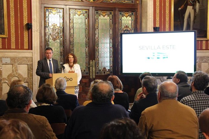 Juan Espadas y Adela Castaño, ante vecinos de Sevilla Este