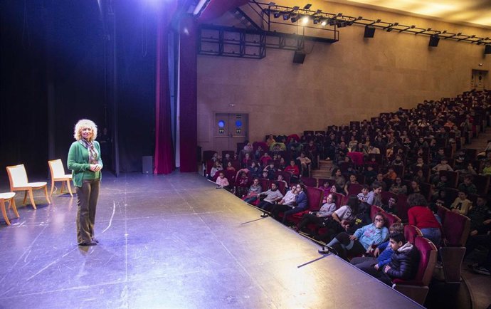 Eva Díaz Tezanos, Asiste A La Obra De Teatro Esciencia De Mujer,