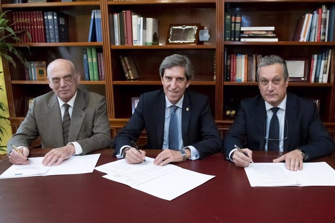 Firma del acuerdo entre el Colegio de Médicos madrileño y Mutual Médica.