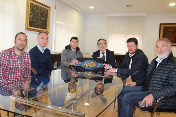 El Niño con representantes de la Corporación de Torrelavega