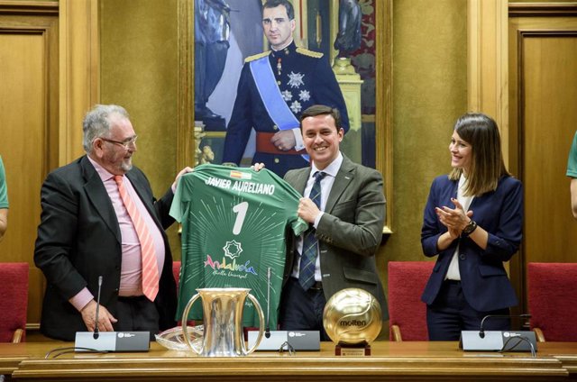 El presidente de Diputación posa con su camiseta del club y los nuevos trofeos.