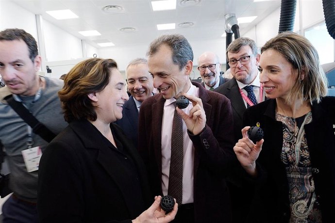 Colau, Duque y Chacón, durante la inauguración de la incubadora 3D del CZFB
