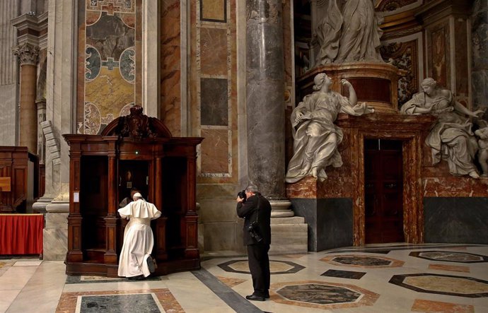  El Papa Confesándose En La Basílica De San Pedro