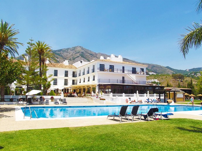 Ilunion hotel hacienda del sol mijas málaga accesibilidad turismo piscina hamaca