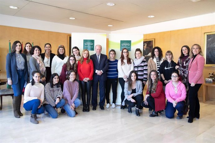 Villalobos, con alumnas de ciclos formativos científicos