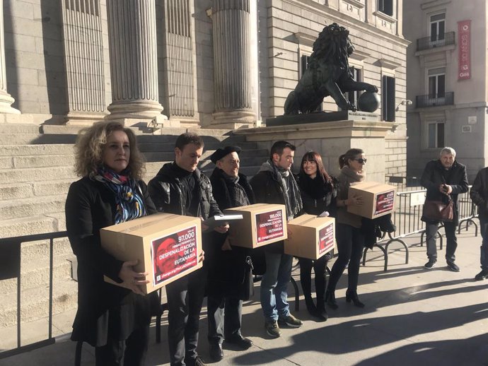 Dues famílies lliuren més de 266.000 signatures per demanar al Congrés despenali