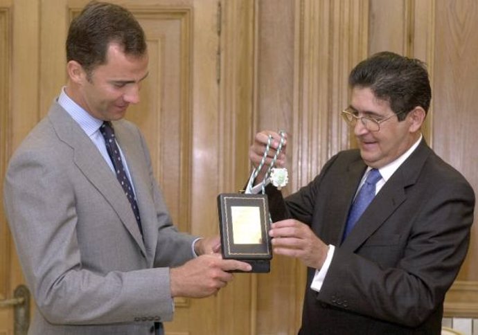 Jose Joaquín Gallardo Imponiendo En Su Día La Medalla De Oro De La Abogacía Anda