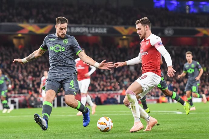 Ramsey intenta regatear a Coates en un Arsenal-Sporting de Portugal
