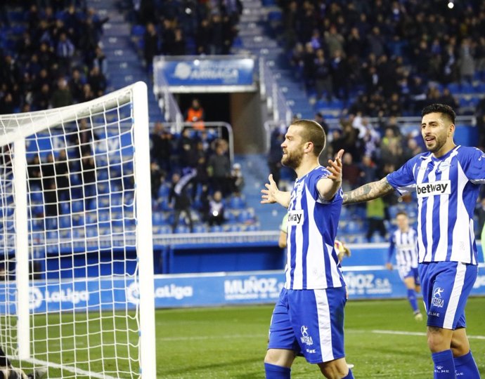 Víctor Laguardia celebra su gol junto a Maripán