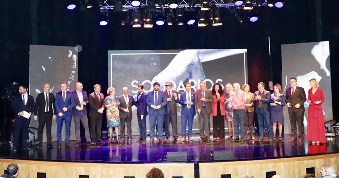 López Miras posa con los galardonados