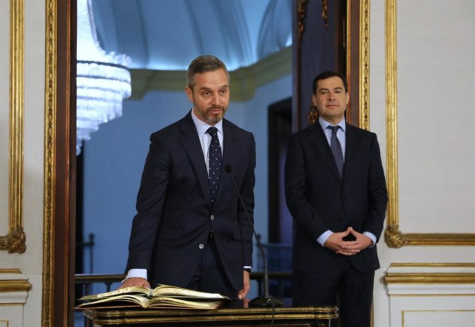Juan Bravo toma posesión del cargo de consejero de Hacienda, junto a Juanma More
