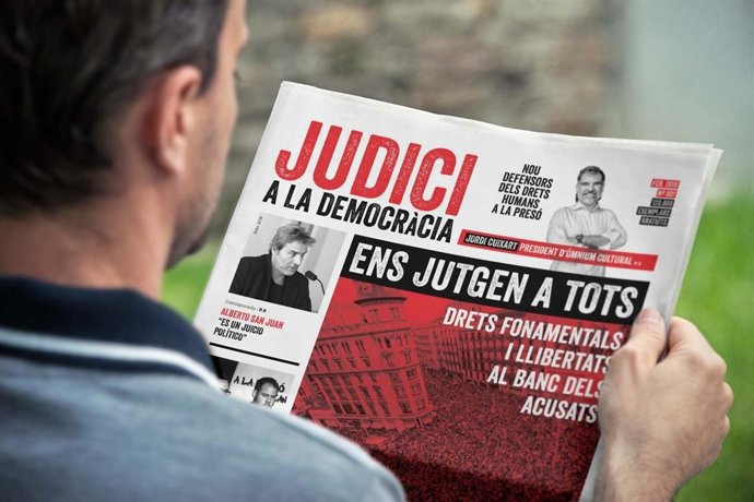 Omnium Cultural reparteix 120.000 exemplars d'un diari per l'inici del judici 