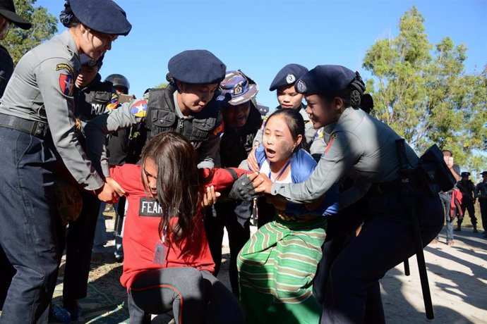 La Policía arresta a activistas karen en una protesta contra la estatua del gene