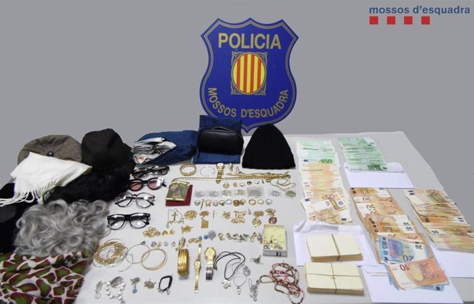 Joyas y dinero estafados a una mujer de 78 años en Barcelona y recuperados por M