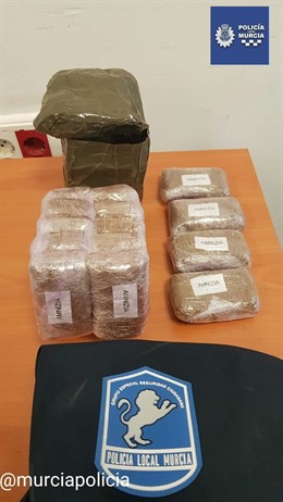 Imagen de los paquetes de hachís intervenidos