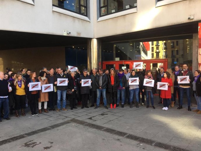 El secretario general de UGT de Catalunya, Camil Ros, en el centro, junto a miem