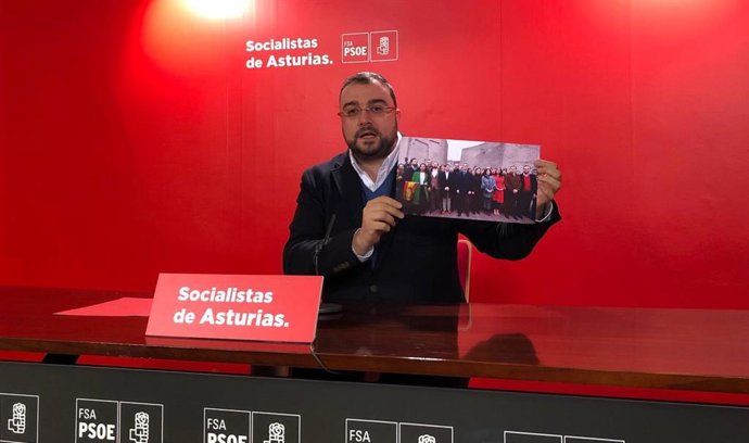 El secretario de la FSA y candidato a la presidencia, Adrián Barbón, en rueda de