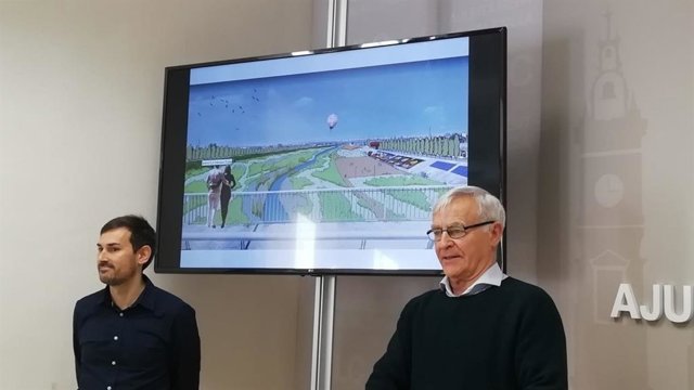 Joan Ribó y Sergi Campillo junto a una figuración de la propuesta para el nuevo 