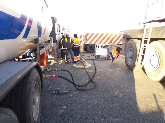Un momento de las tareas por el accidente de un camión con gas propano en la A49