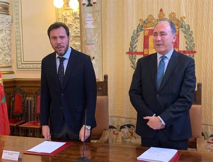 El alcalde de Valladolid, Óscar Puente, junto al concejal de Hacienda, Antonio G