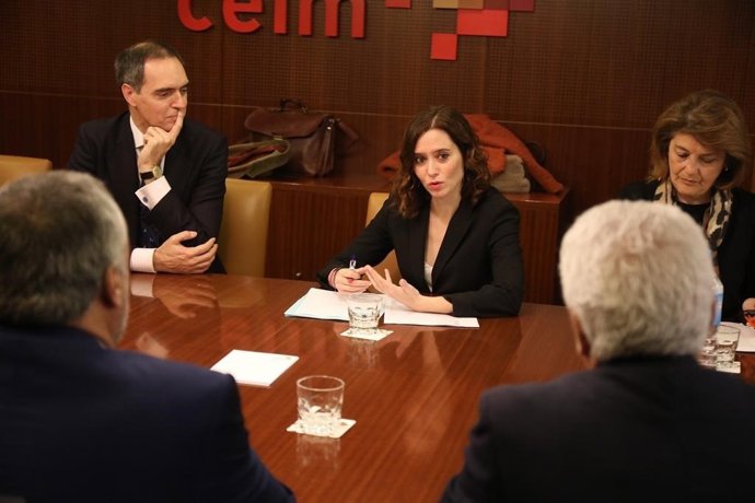 La candidata del PP Isabel Díaz Ayuso se reúne con los representantes de la escu