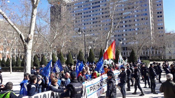 Protesta de funcionarios de prisiones aprovechando el juicio del procés en el Su