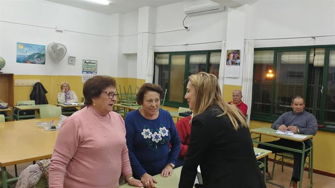 La alcaldesa, Ana Isable Jiménez, ha visitado las aulas para adultos.