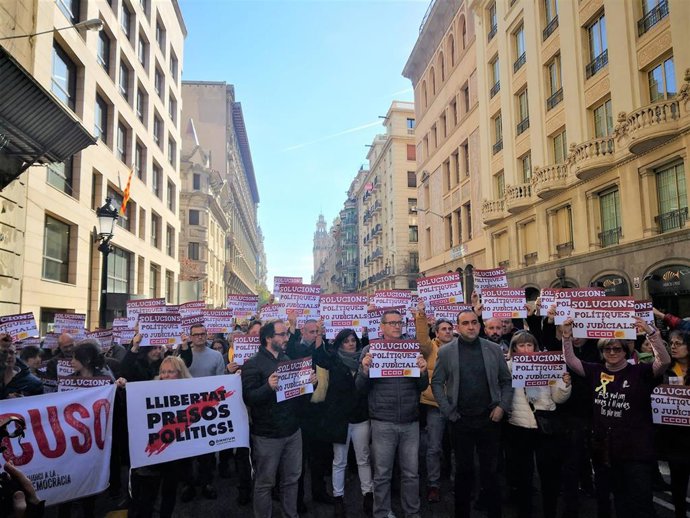 Miembros de CC.OO. De Catalunya cortan la Via Laietana de Barcelona ante su sede