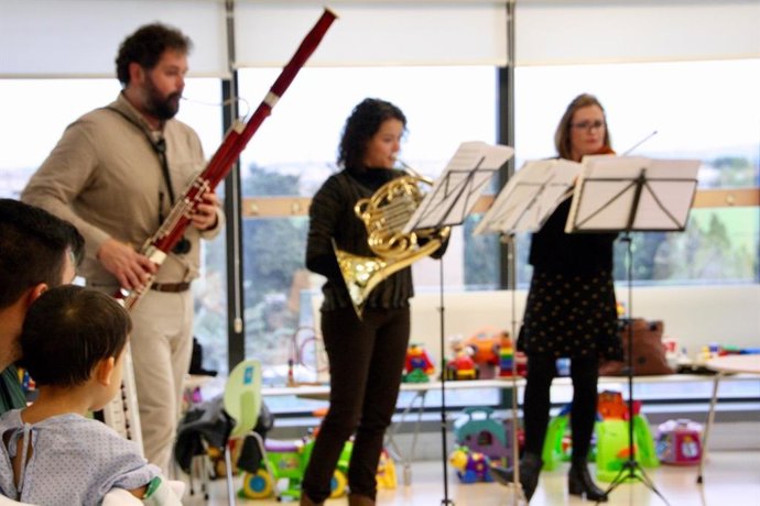 Visita de la Orquesta Sinfónica a las unidades de Pediatría y Neonatología