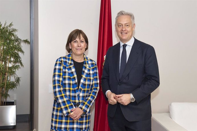 La presidenta navarra con el embajador británico.