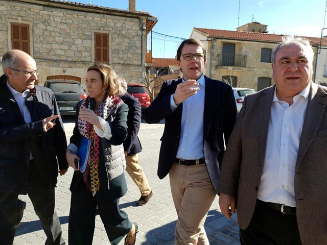 Fernández Mañueco en su visita a Calzada de Valdunciel