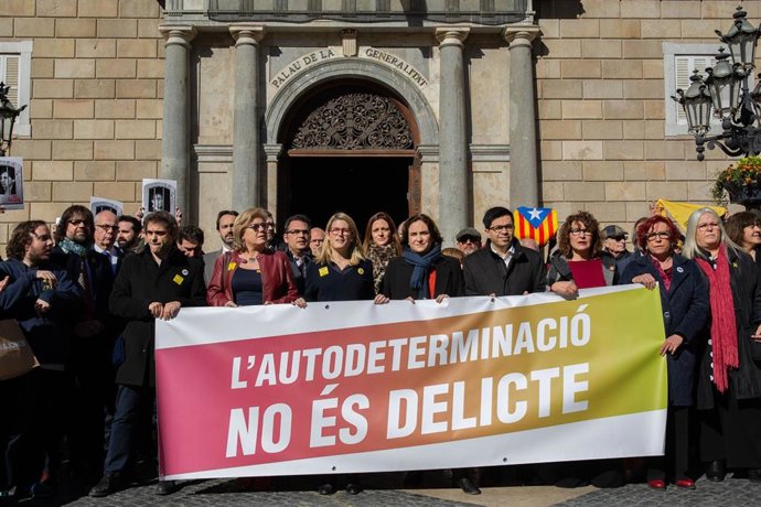 Elsa Artadi, Ada Colau y Gerardo Pisarello en una concentración en la plaza Sant