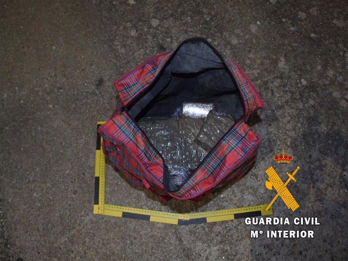 Maleta con droga encontrada en Ituero de Azaba (Salamanca)