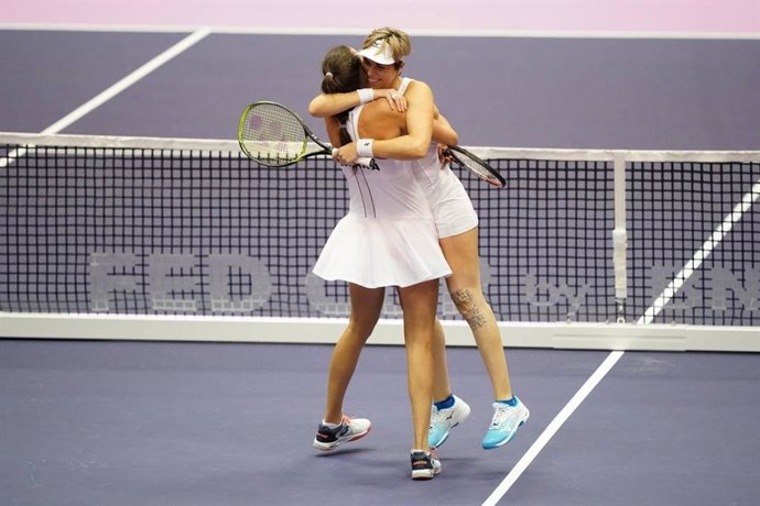 Georgina García y María José Martínez celebran el punto ganardor en el Japón-Esp