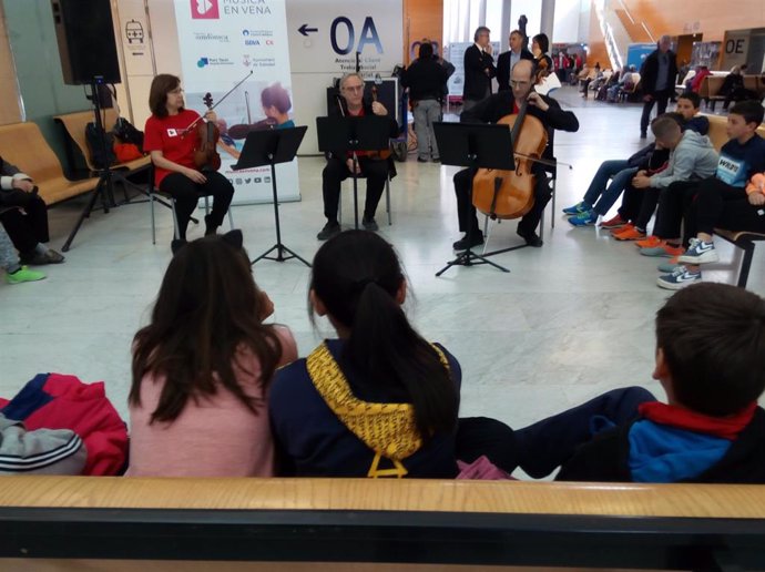 Músicos de la OSV tocando en directo en el Taulí, dentro de la colaboración con 