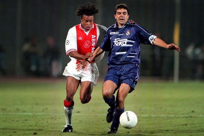Manolo Sanchís pelea con Edgar Davids en un Ajax-Real Madrid de los 90
