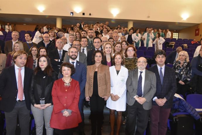 Lina García (centro) con el resto de autoridades y profesionales del Reina Sofía
