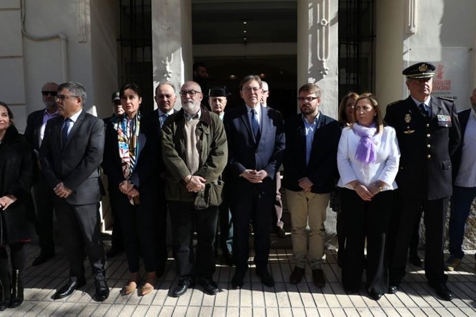 Puig en la concentración de repulsa en Alicante por el crimen de Planes