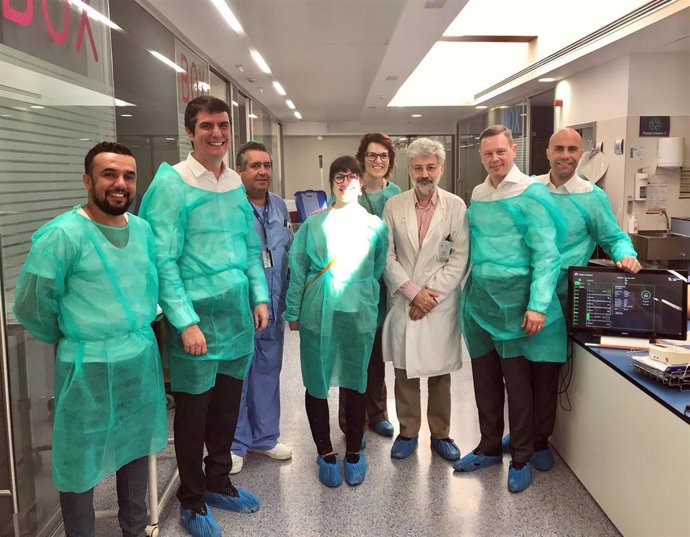 Antonio Lesmes y Manuel Montes con sanitarios suizos en la UCI del Valme