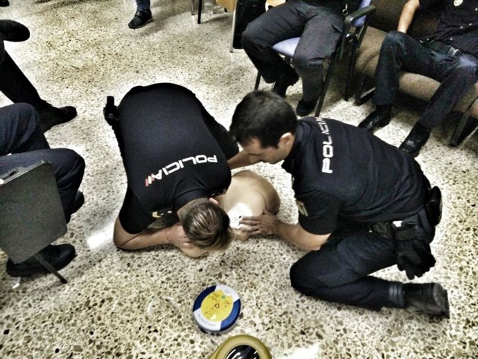 Agentes ensayan una maniobra cardio-pulmonar