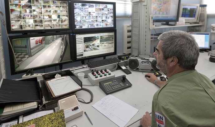 Un vigilante de seguridad en el control de seguridad de un hospital del SAS