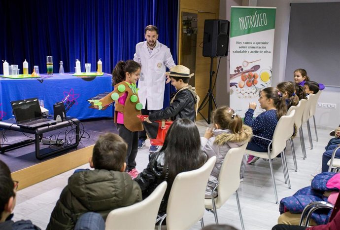 Alumnos aprenden sobre aceite de oliva con Nutrióleo en 2018